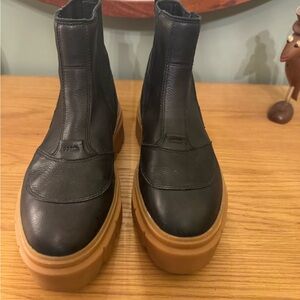 Sorel Caribou X Chelsea Waterproof boot size 8.5
